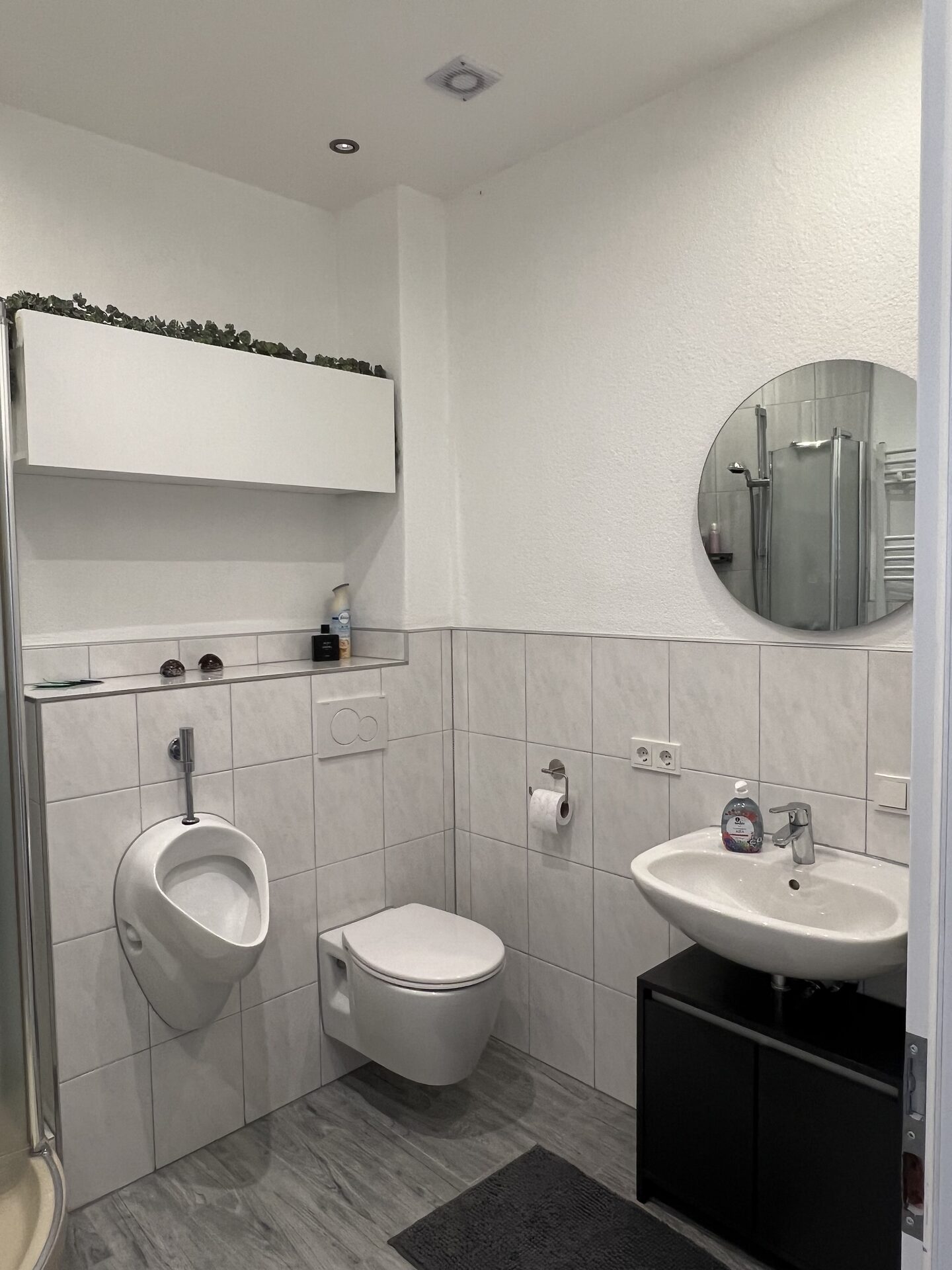 Modernes Badezimmer mit Dusche – Ferienhaus am Dranser See